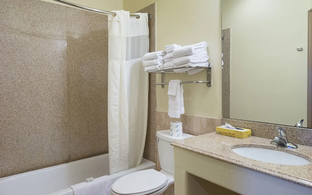 Quality Inn & Suites Victoria South