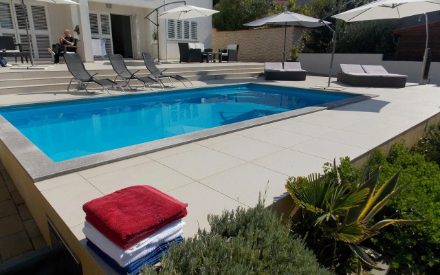 Markle - Swimming Pool and Sunbeds - A6