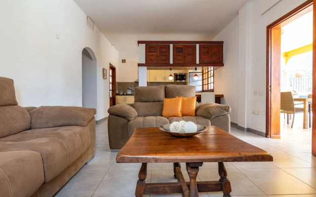 Casa de vacaciones con piscina compartida en Mogán IV