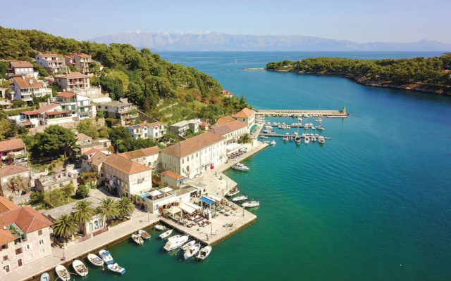Room Tonka - 150 m from beach: R1 Jelsa, Island Hvar