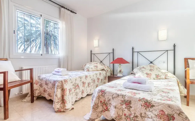 Villa in Empuriabrava With Private Pool & Mooring