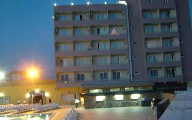 Metropolis Hotel вид на фасад