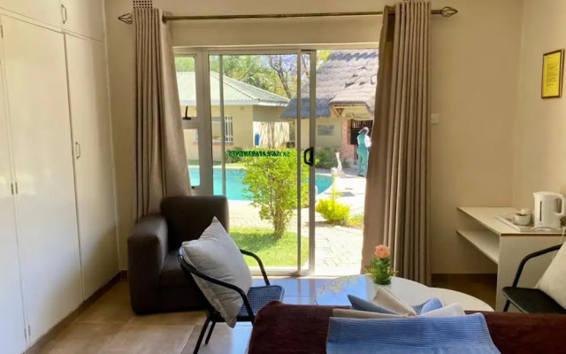 Poolside Executive Suite Near Airport - 2322