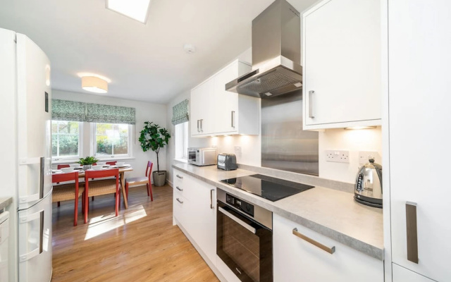 At The Bay: Quintessential Cottage in St Andrews