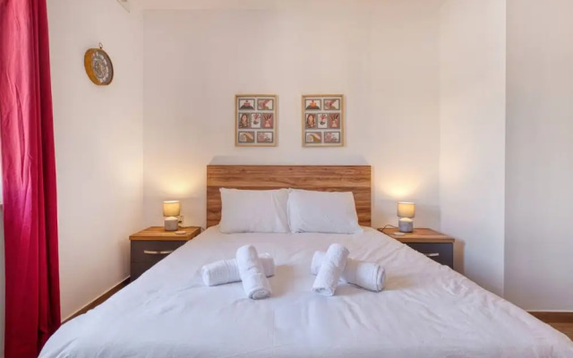 Qala Tranquil Escape - Stylish With Terrace AC