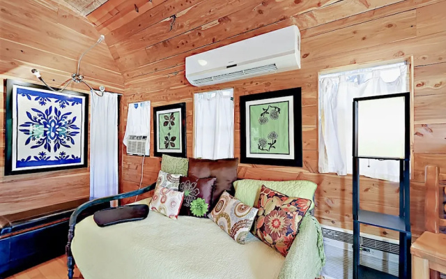 10202 Wommack Rd Cabin