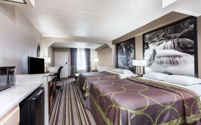 Super 8 by Wyndham Pigeon Forge Dollywood Lane