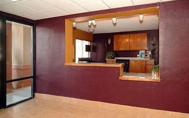 Amberly Courtyard Inn And Suites