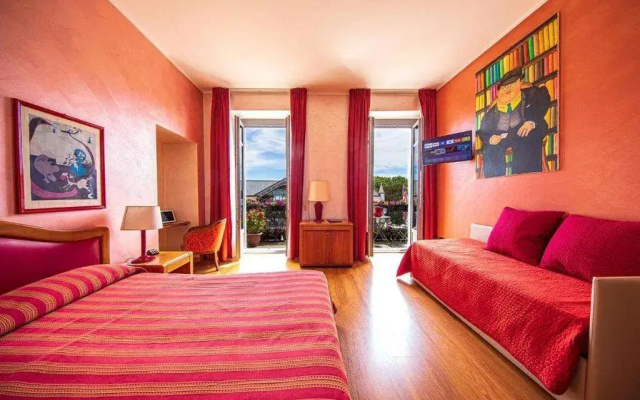 Intra Hotel