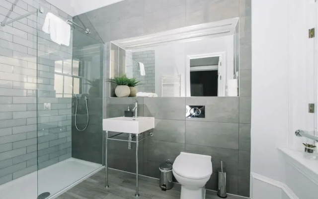 JOIVY Apartments - Huge 5* Georgian Apartment - Great Location