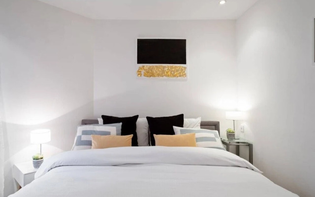 Beautiful 2bdr/2bath Apt in Mayfair, 3mins to Tube