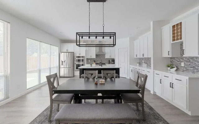 Urban Retreat With Pool Near Downtown Dallas