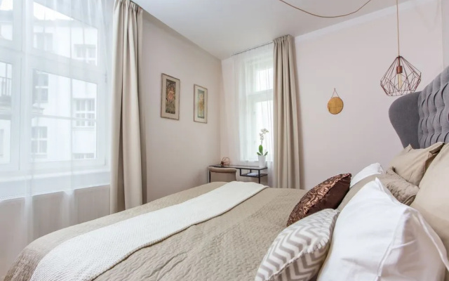 Decadent Art Deco Apartment in Old Town