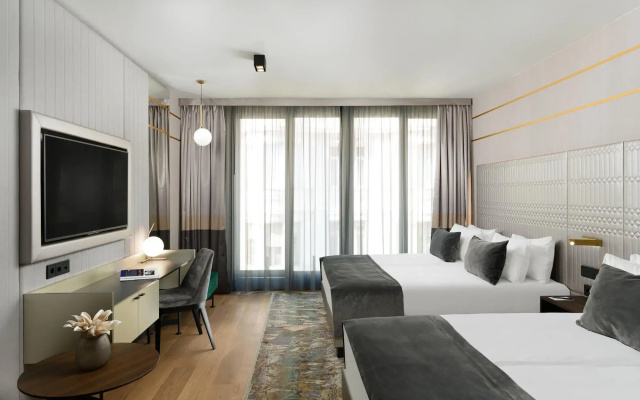 Emerald Downtown Suites