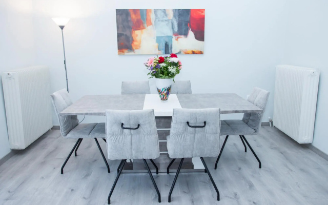 Sunny and Minimal apt in Glyfada With 3 Bdrm