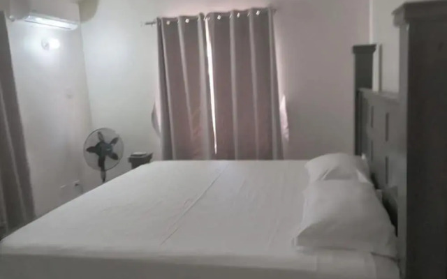 Beach-view 2 Bed Apartment Sleeps 4 - Free Parking
