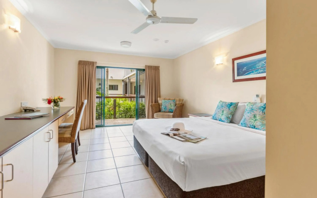 Bay Village Tropical Retreat & Apartments