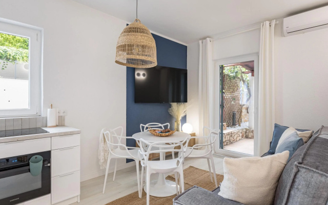 Apartment in Slatine Near the Sea Beach