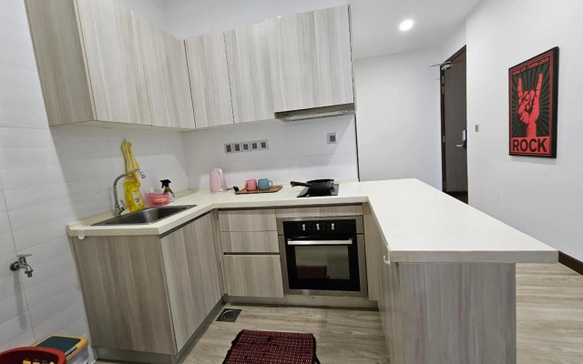 Hostahome at Paragon Suites with Private Jacuzzi