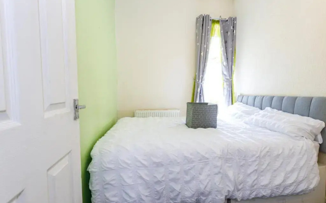 4 Beds Sleeps 6 - Elegance Leisure Stay, Burnley