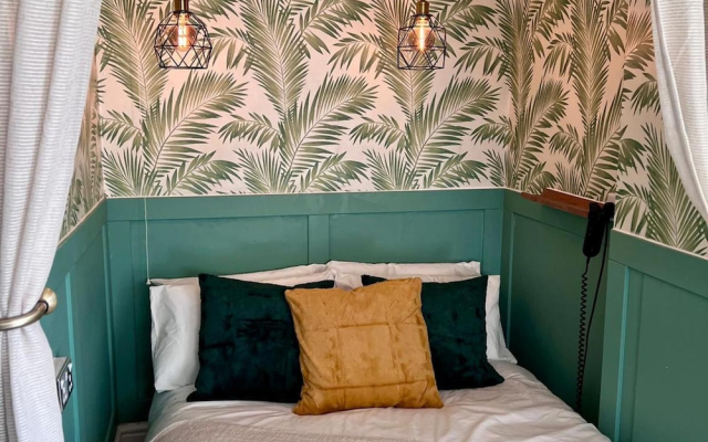 Tropical Hideaway Studio Apartment