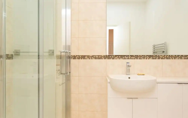 Veeve - Rosey Rosslyn Flat