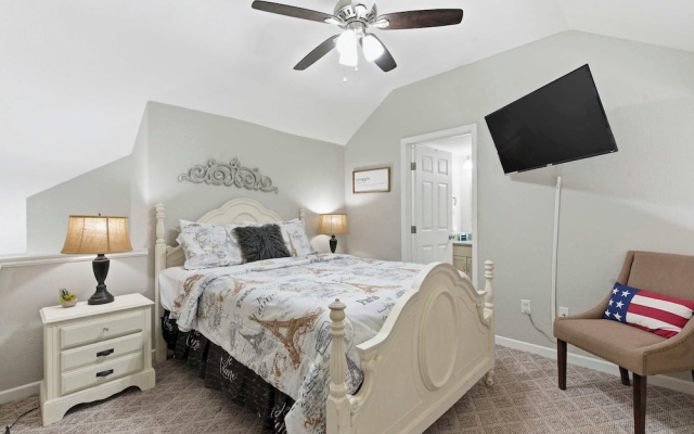Fall Creek Farmhouse For 6