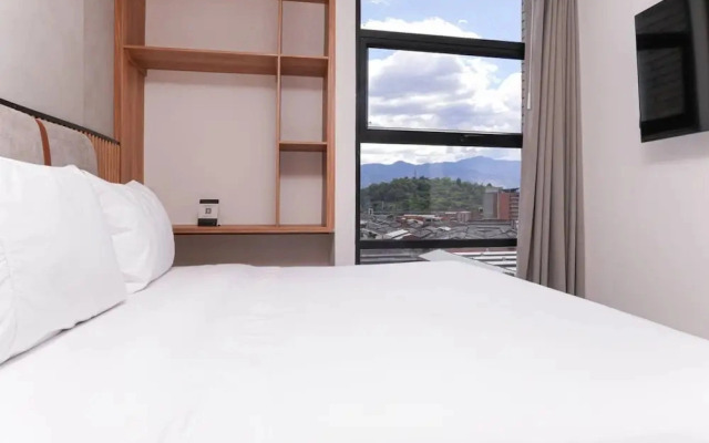 Metropolitan Living - 715b