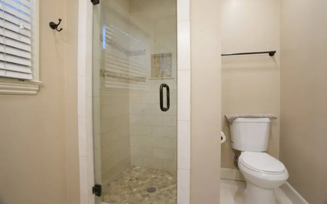 Incredible Estate 5 Bedrooms 3 Bathroom W/resort Style Rock Pool & Jacuzzi