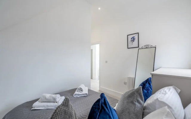 Impeccable 2-bed Apartment in Camberley
