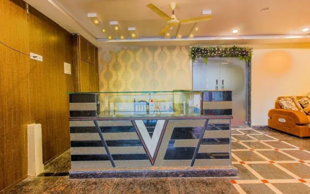 OYO 36823 Hotel Vamsee Empire