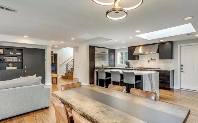 Modern Broadway Luxury: Spacious Seattle Home!