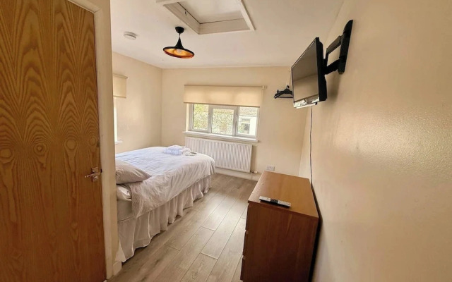 Spacious House Sleeps 10 -near Bikepark Wales -central -parking
