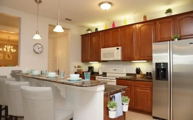 Vista Cay Gem 3 Bedroom Condo by RedAwning