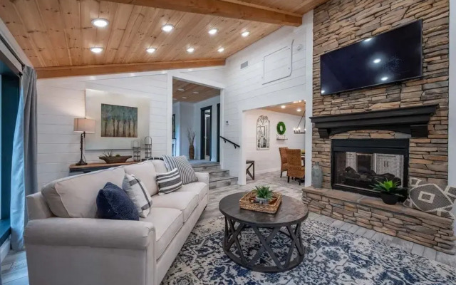 Sugar Hill Newly Remodeled includes Fully Supplied Kitchen and Hot Tub by RedAwning