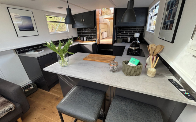 Unique 2 Bed Waterside Retreat, Pet Friendly