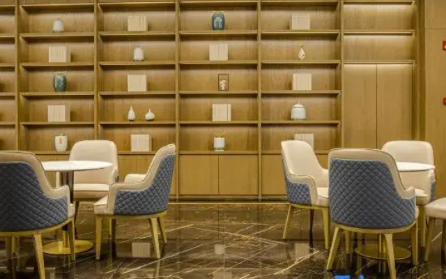 Xinyang Xixian Shi Financial International Hotel