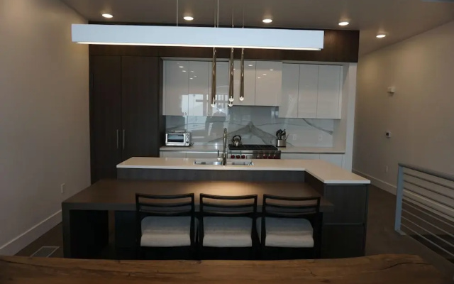 New 3br/4ba Stunning  In Canyons Village 3 Bedroom Condo by RedAwning