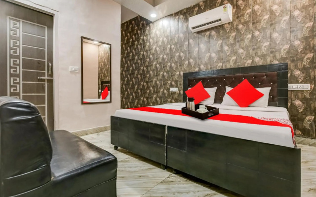 OYO Flagship 70340 Hotel Colour