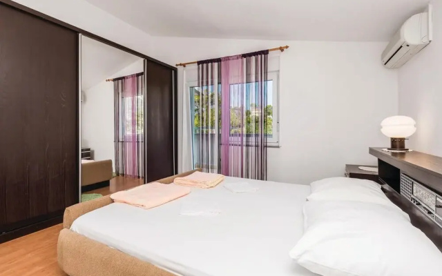 Amazing Home in Mundanije With Wifi and 2 Bedrooms