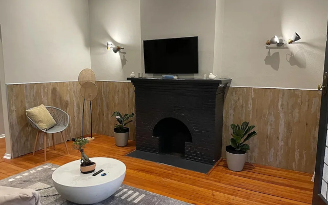 Contemporary 2 bed in Suburbs - 2081