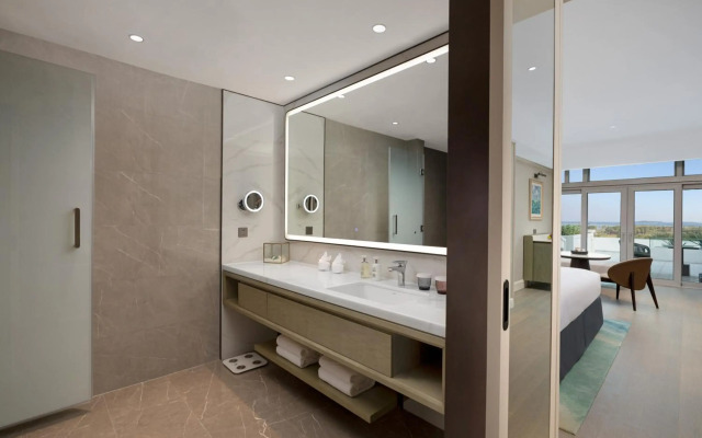 Yuehua Hotel Xiamen Seaside Hotel corridor leads to the stone exhibition hall