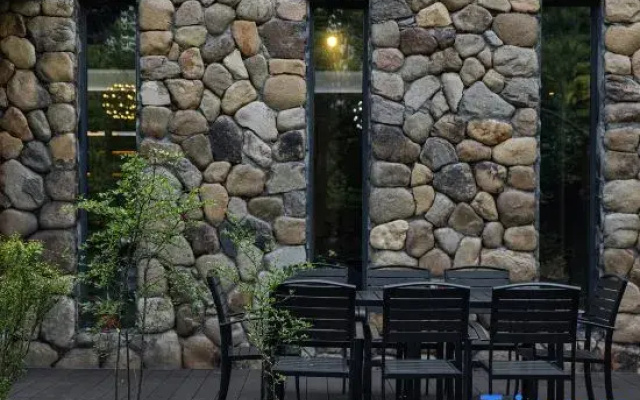 Anji Double Fish Hall Hot Spring Resort B&B (Longwangshan Canyon Drift Shop)