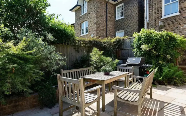 Charming 4 Bed House in London