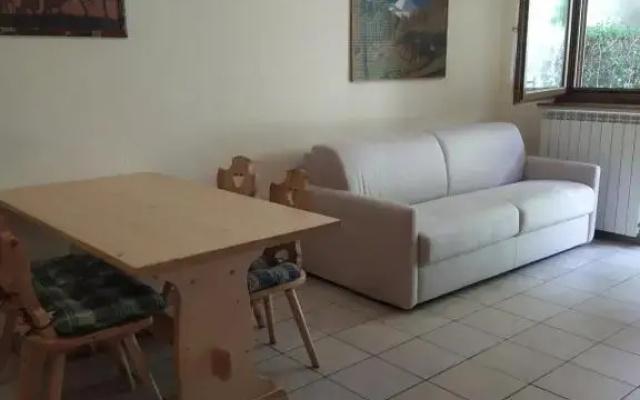 bilocale con giardino e box