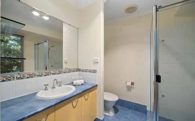 Spacious 4-bed Family Retreat With Pool