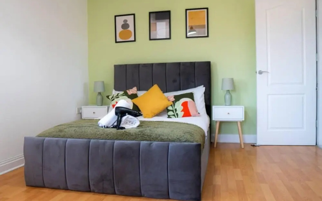 Stunning 6-bed House in Milton Keynes