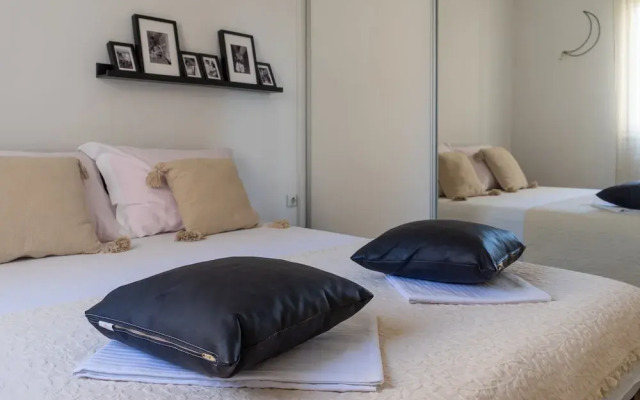 Modern Apartment With Balcony, Near Shopping Mall