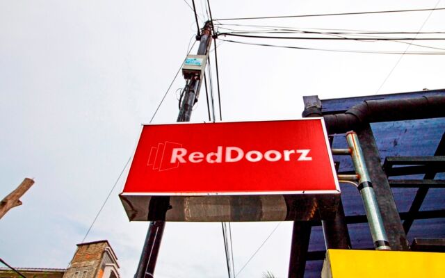 Отель RedDoorz @ Salemba Raya вид на фасад