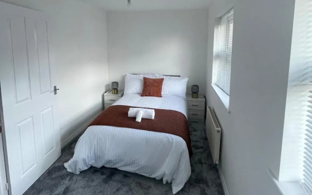 3-bed-sleeps 5 With Garden and Parking